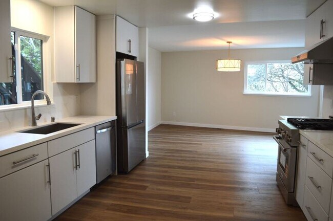 Building Photo - Crest23-25