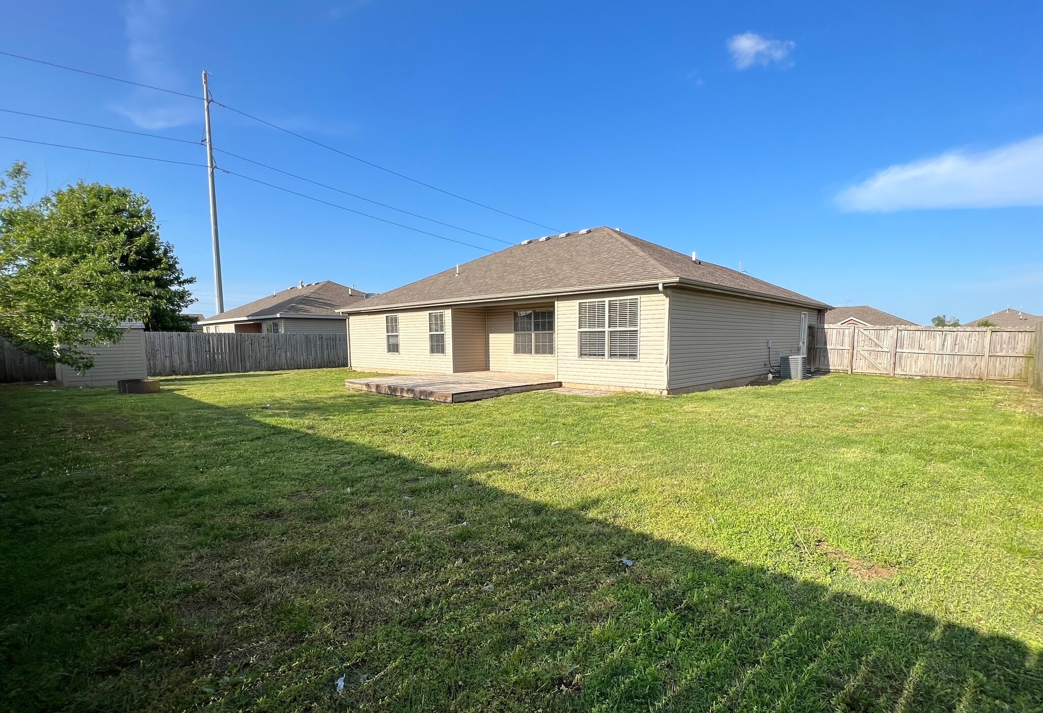 Building Photo - 210 Willow Dr