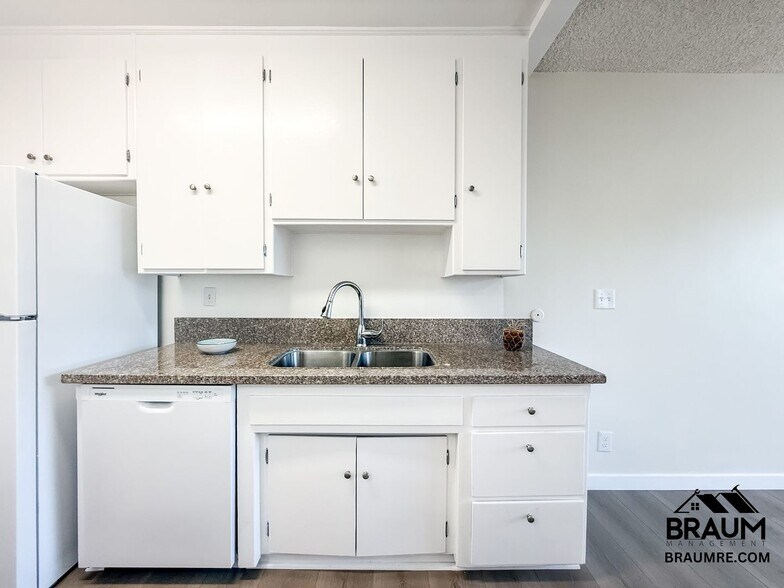 Building Photo - 6041 Whitsett Ave