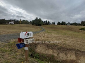Building Photo - 3 bed 3 bath on 4.8 acres w/ beautiful water view