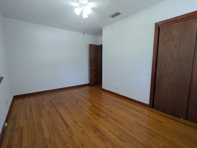 Building Photo - Adorable 3/2 with updated kitchen and full...