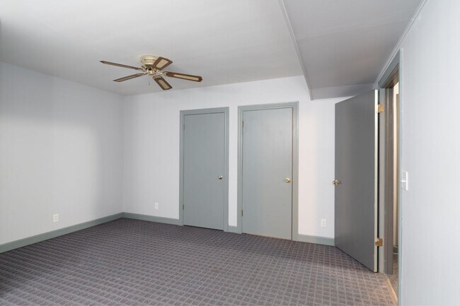 Building Photo - Single Family Home on almost an acre, 4 be...