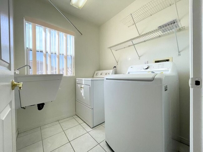 Building Photo - Comfortable  two story single house