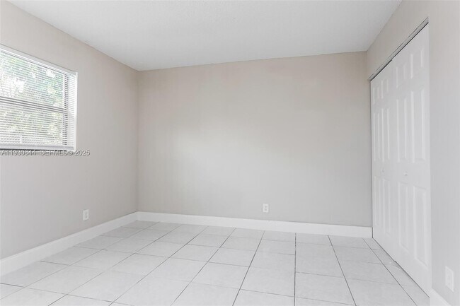 Building Photo - 707 SW 74th Ave