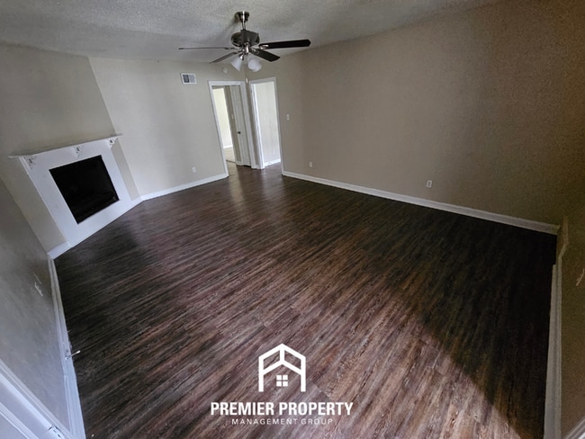 Building Photo - Huge 3BR/2BA Near Kirby | 1,774 Sq Ft, Hardwood Floors, Fireplace & Bay Window