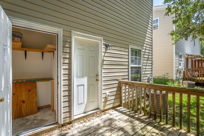 Building Photo - 3 Bedroom 3 Bath Townhouse