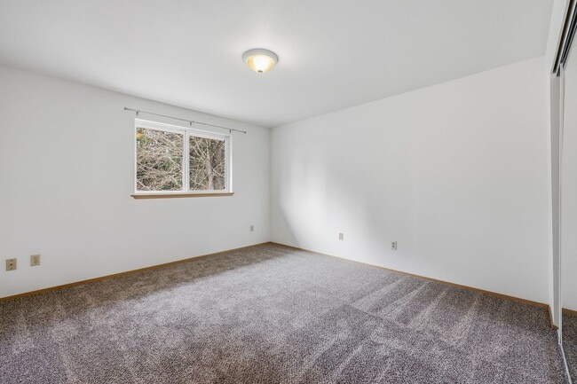 Building Photo - 3 bedroom 1.5 bathroom 2 story duplex in Lacey - North Thurston School District.