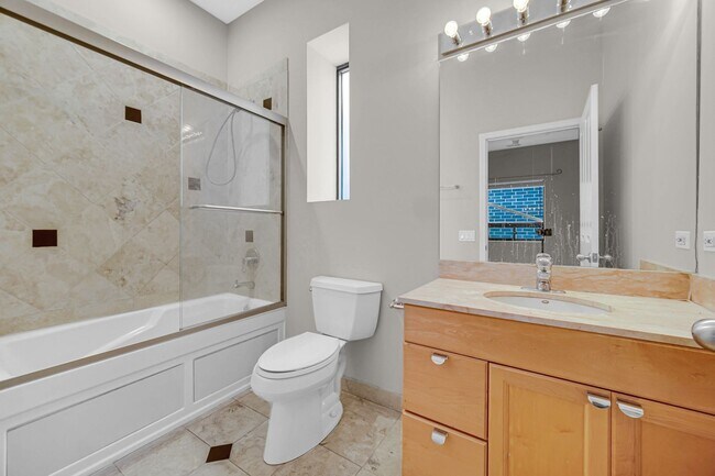 Building Photo - 1424 W Grand Ave