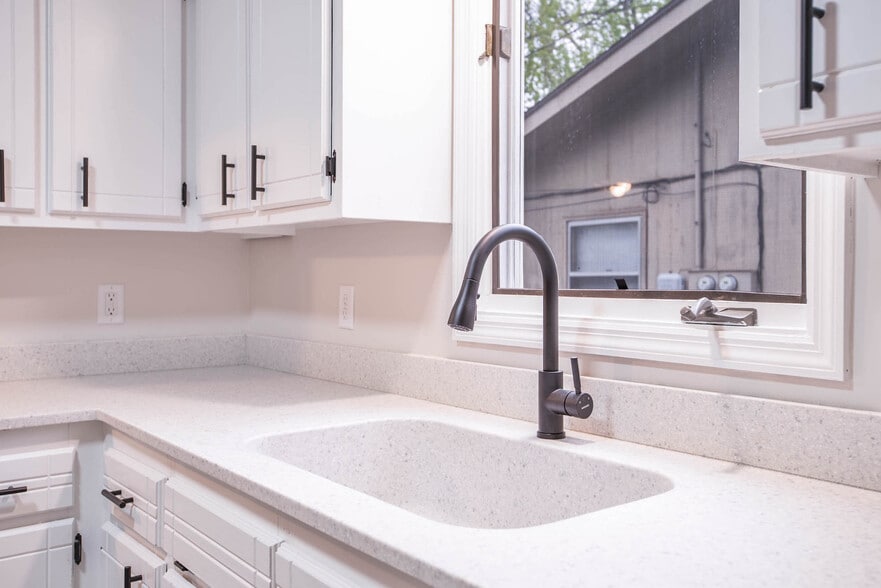 Quartz Countertops - 4934 Robin Dr
