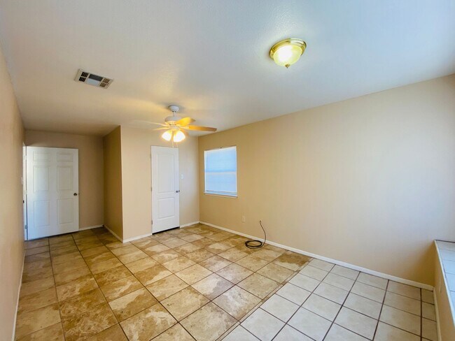 Building Photo - 4/2 Home with a backyard!