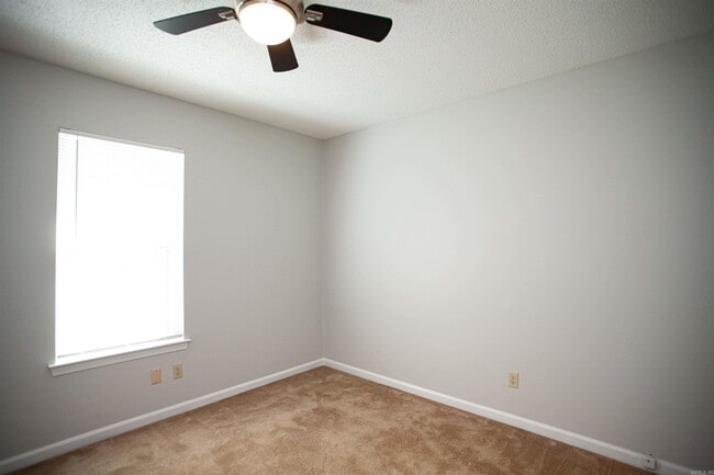 Building Photo - 2000 Lessel Dr