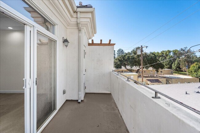 Building Photo - Spacious 3-Bedroom Tri-Level Townhome with...