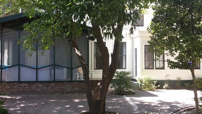 Building Photo - Beautiful Historic Home!