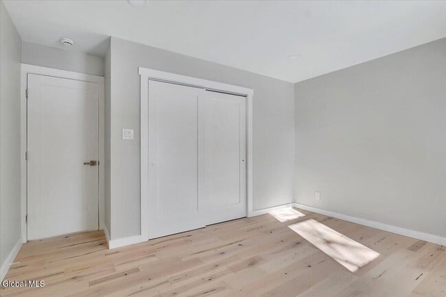 Building Photo - 257 W Circular St