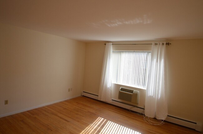 Building Photo - 54 Bryon Rd