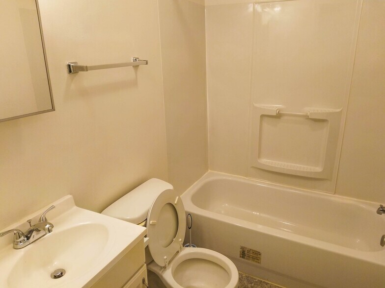 Full Bath w/ Tub - 514 Saint Paul St