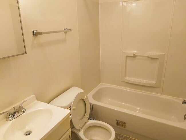 Full Bath w/ Tub - 514 St Paul Pl