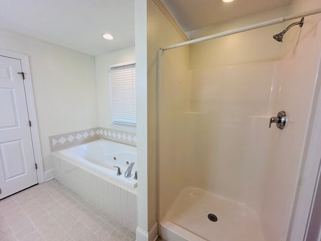 Building Photo - 4 Bedroom 3 Bath House