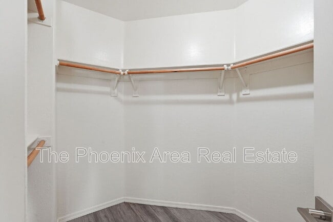 Building Photo - 534 E Bartlett Way