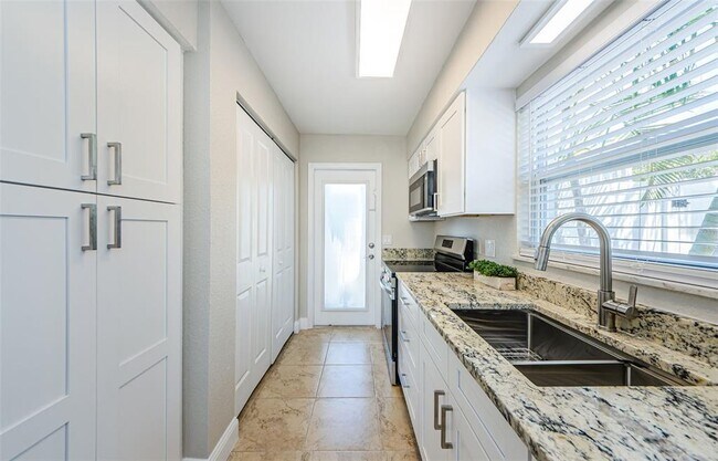 Building Photo - 2186 Edythe Dr