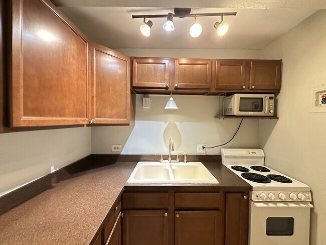 Building Photo - 450 W Wellington Ave