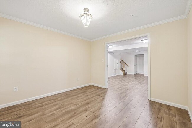 Building Photo - 8727 Thornbrook Dr