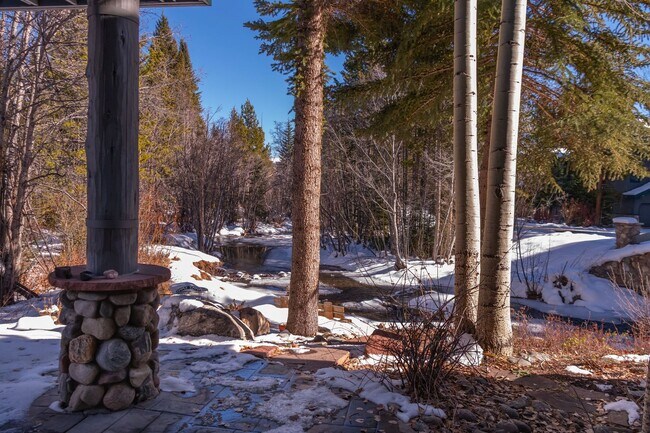 Building Photo - Attached garage! Beautiful views! Heart of...