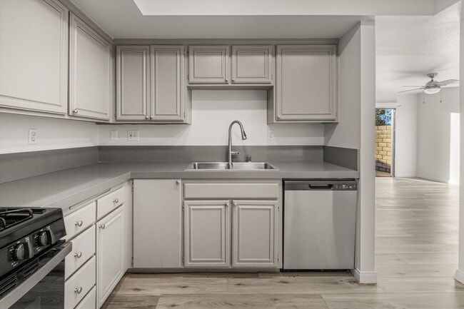 Building Photo - Large Renovated 3bed x 2.5bath Townhouse with Private Patio & 2-Car Garage