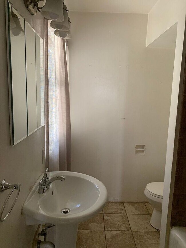 Building Photo - Charming Beverly Glen Home for Rent!