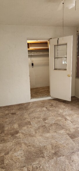 Building Photo - 109 S Delaney Ave
