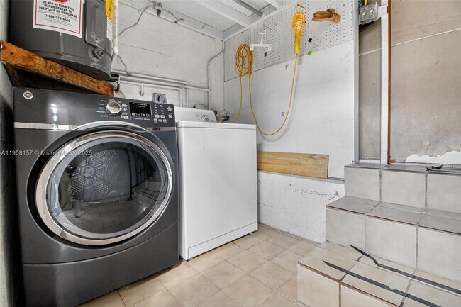 Building Photo - 2464 SW 19th St