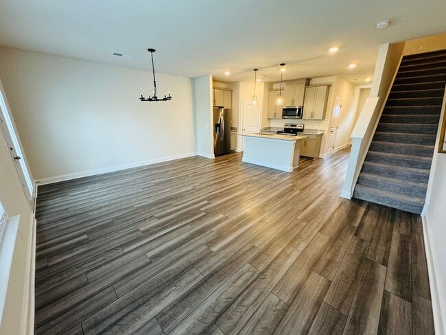 Building Photo - FOR LEASE - 3 bed, 2.5 bath, 1611 sqft tow...
