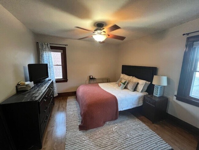 Building Photo - For Rent – Charming 2 Bed, 2 Bath Single-F...
