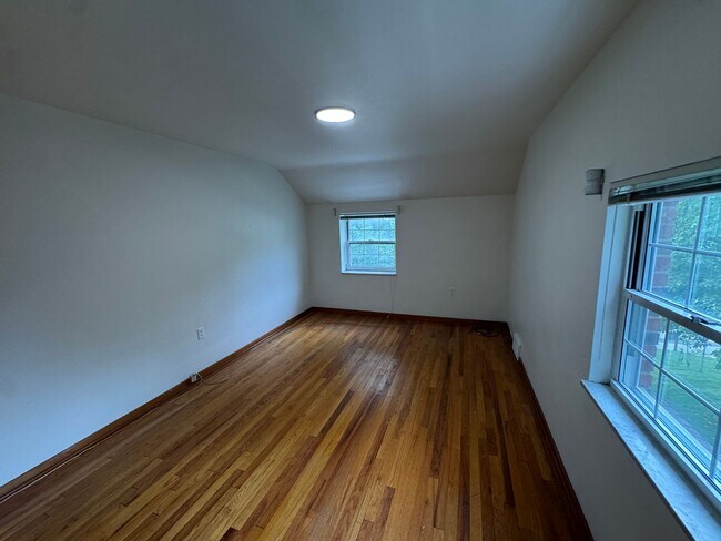 Building Photo - Available NOW! 4 Bed 2 Full Bath House