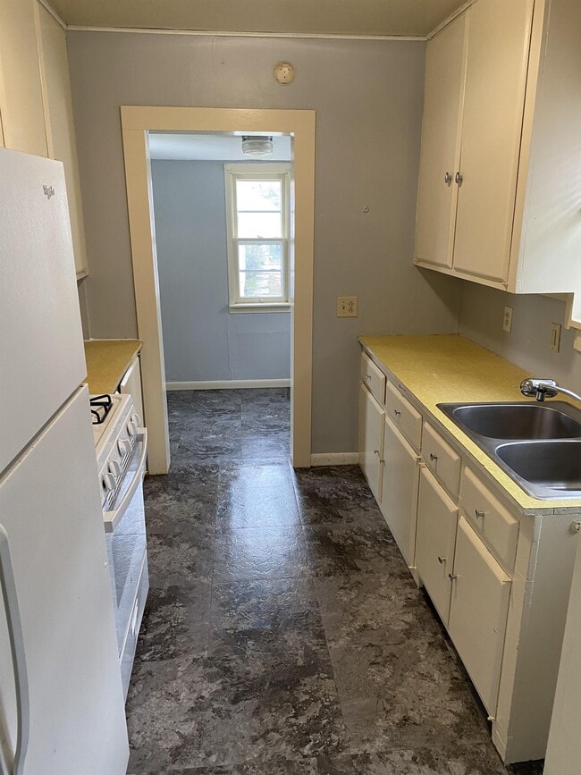 Building Photo - 947 Center Point Rd NE