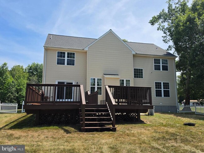 Building Photo - 45370 Barefoot Dr