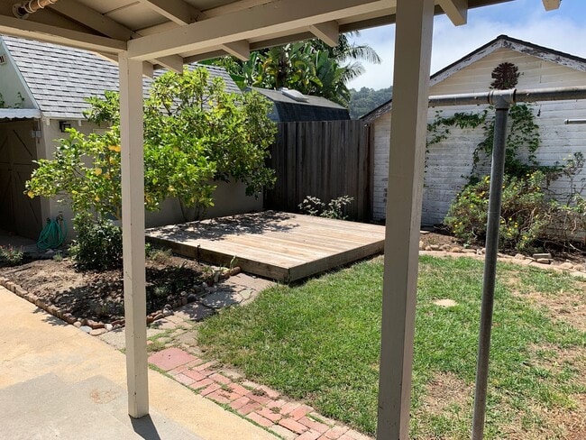 Building Photo - Terrific and Spacious Two Bedroom Westside...