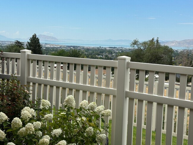 Building Photo - 8961 N Cottage Cyn Dr