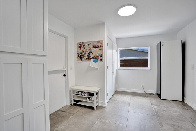 Building Photo - 1201 SW 28th Ave