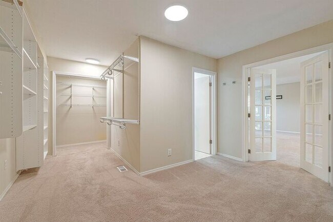 Building Photo - 4 bedroom 3 bath home in Tualatin with sep...