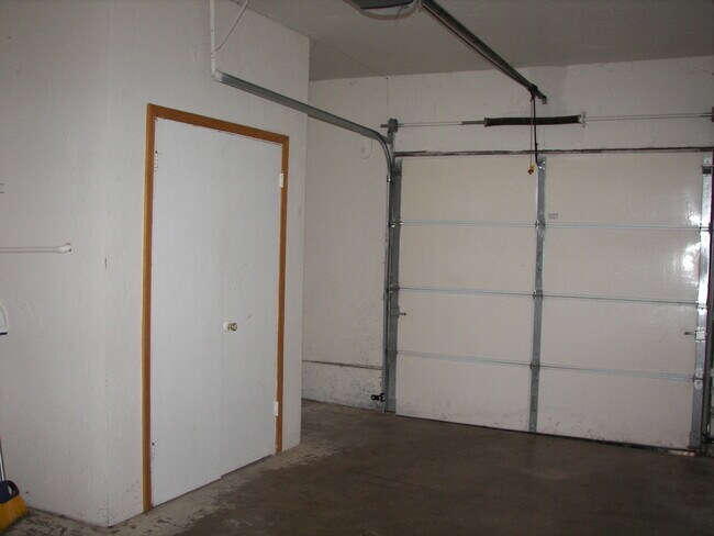 Building Photo - Adorable! You'll Love All the Oak!