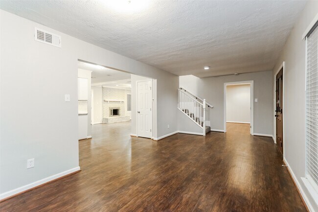 Building Photo - 647 Mosswood Dr