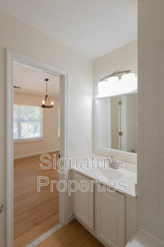 Building Photo - 405 Lakeview Ct