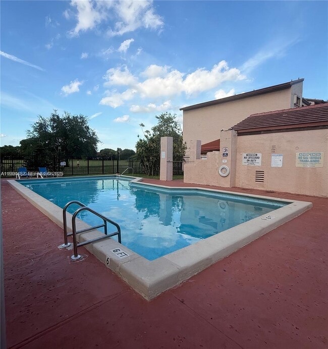 Building Photo - 515 W Park Dr