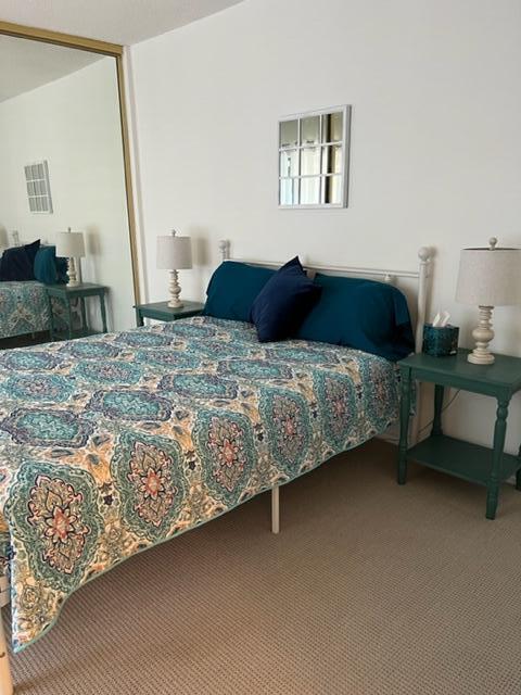 Building Photo - 301 SE Castle Ct