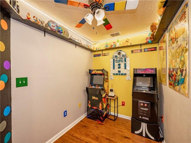 Building Photo - 691 Tamarack Dr