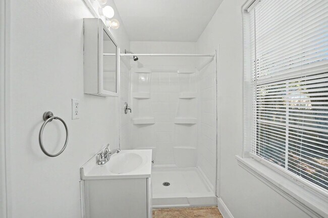 Building Photo - 3 Bed 2 Bath Home with Great Outdoor Space!