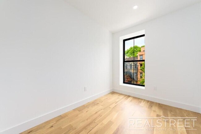 Building Photo - 3 bedroom in BROOKLYN NY 11221