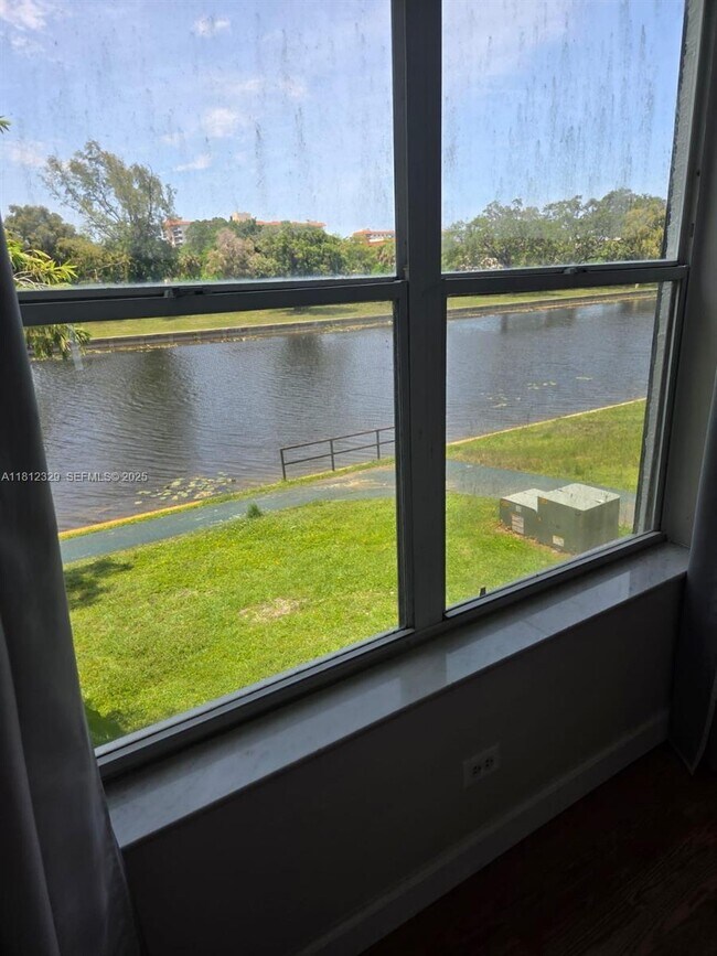 Building Photo - 3750 Inverrary Dr