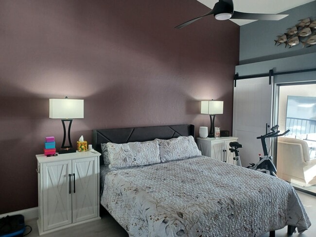 Building Photo - 5605 SW 12th Ave